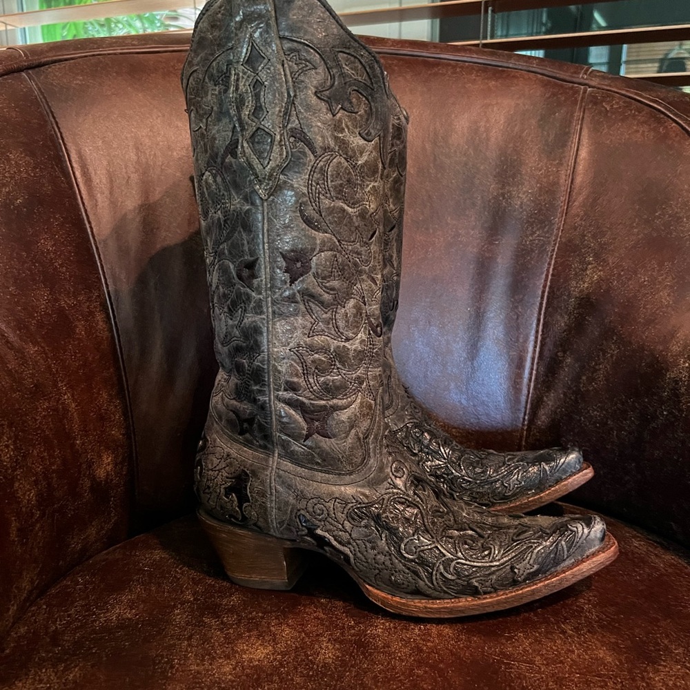 Women’s Corral Vintage Boots - Picture 2 of 9